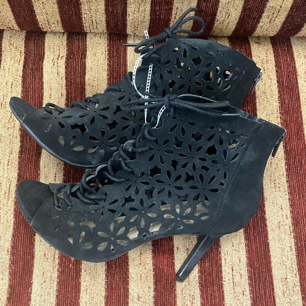 NWT Madeline Stuart heels with flower design. Open toe with zipper in back. 8